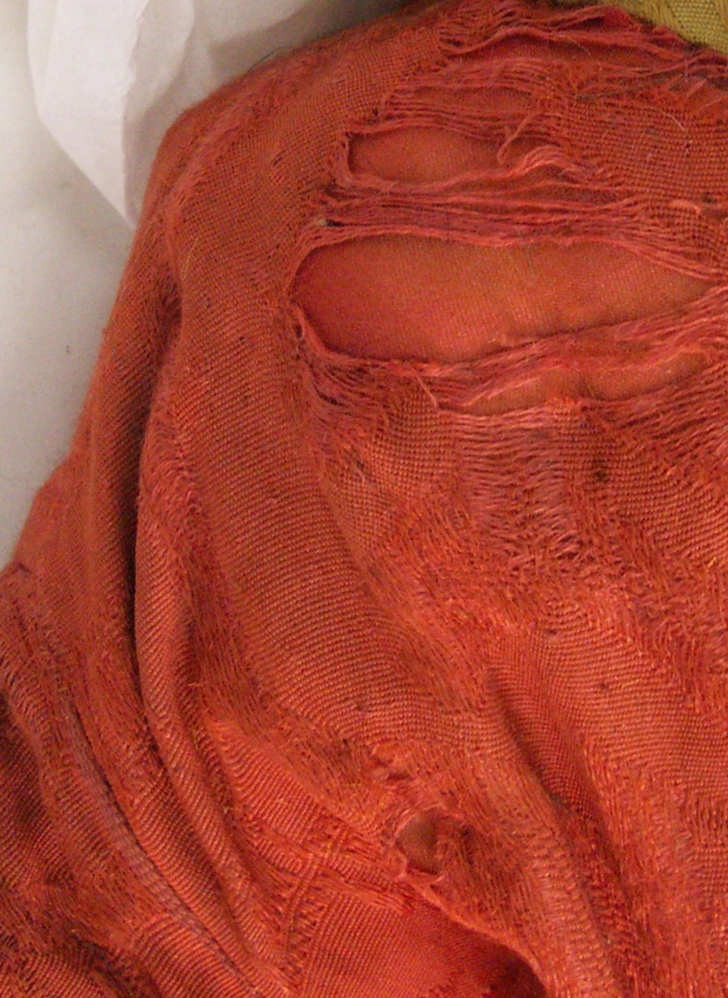 Particolare dell'abito dopo il restauro